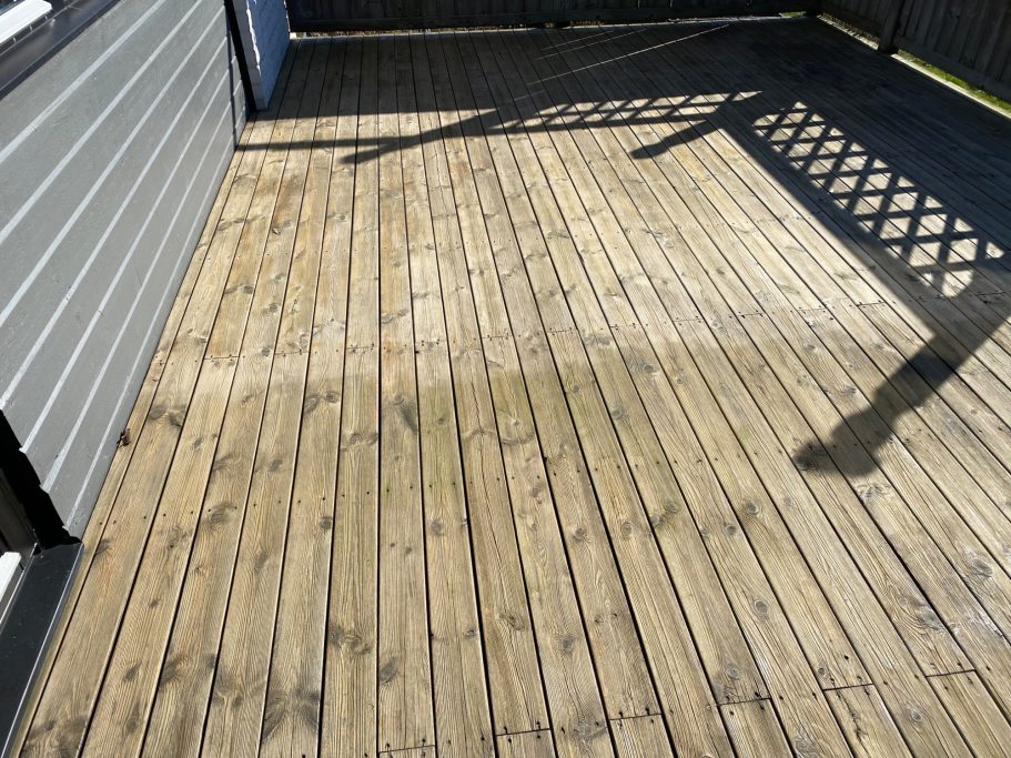 Terrassen rensas. Skillnaden er ganska tydligt